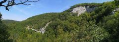 Les Baumes du Verneau: Vue panoramique de la falaise escalad. 28/08/19